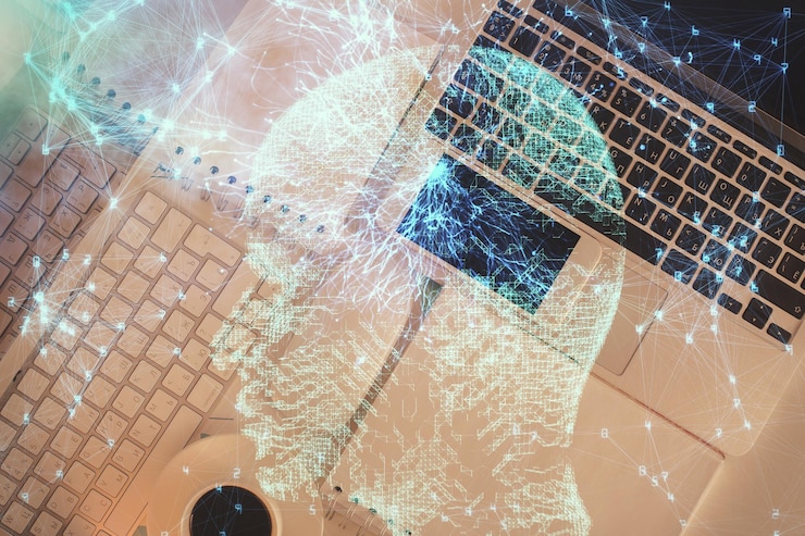 Foto doble exposición del holograma de dibujo del cerebro sobre el fondo de la mesa de trabajo de vista superior con computadora concepto de big data