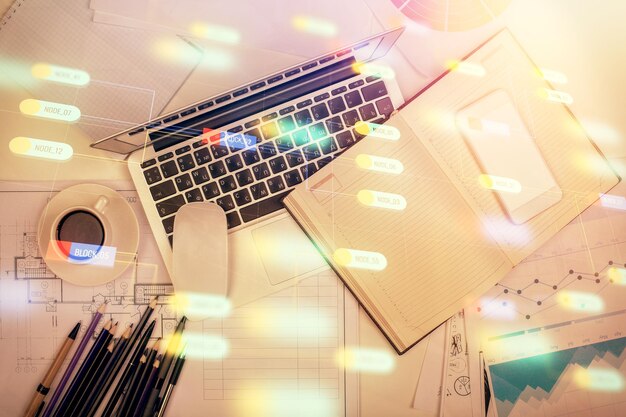 Doble exposición del holograma de dibujo de datos sobre la vista superior del fondo del escritorio de estudio con computadora Concepto de Ai