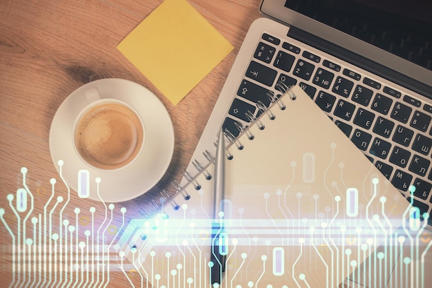Doble exposición del holograma de dibujo de datos sobre la vista superior del fondo del escritorio de estudio con computadora Concepto de Ai