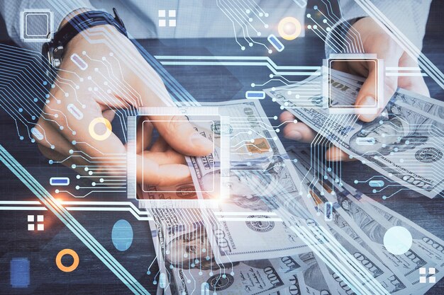 Doble exposición de holograma de dibujo de tecnología y billetes de dólares estadounidenses y manos de hombre Concepto de datos