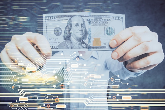 Doble exposición de holograma de dibujo de tecnología y billetes de dólares estadounidenses y manos de hombre Concepto de datos