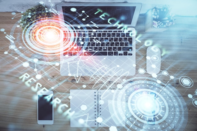 Doble exposición del holograma de dibujo del tema de datos sobre el fondo de la mesa de trabajo de vista superior con concepto de tecnología de computadora