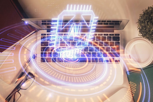 Doble exposición del holograma de dibujo del tema de datos sobre el fondo de la mesa de trabajo de vista superior con concepto de tecnología de computadora