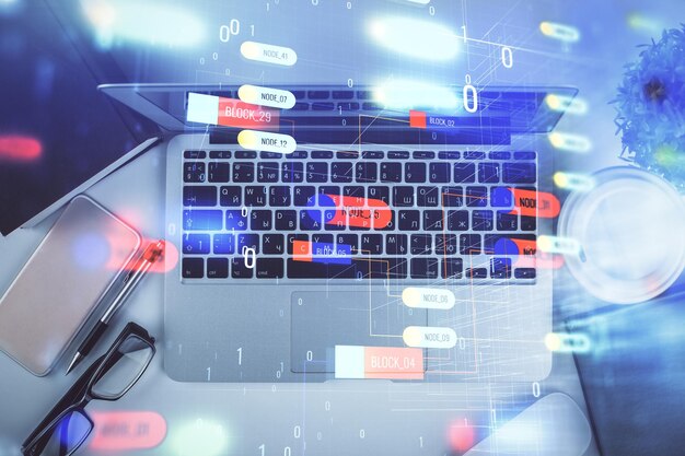 Doble exposición del holograma de dibujo del tema de datos sobre el fondo de la mesa de trabajo de vista superior con concepto de tecnología de computadora