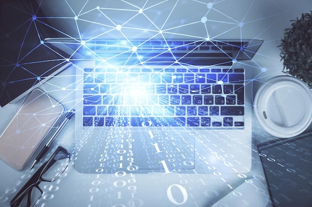 Doble exposición del holograma de dibujo del tema de datos sobre el fondo de la mesa de trabajo de vista superior con concepto de tecnología de computadora