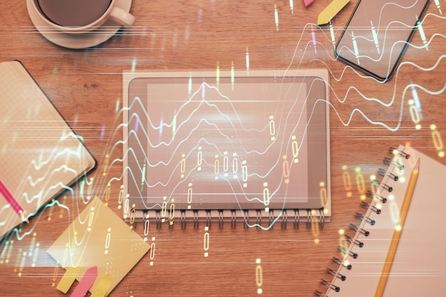 Doble exposición del holograma del gráfico de divisas en el escritorio con teléfono Vista superior Concepto de plataforma de comercio móvil