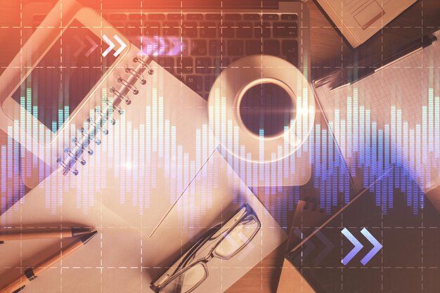 Doble exposición de holograma de gráfico financiero sobre escritorio con teléfono Vista superior Concepto de plataforma de comercio móvil