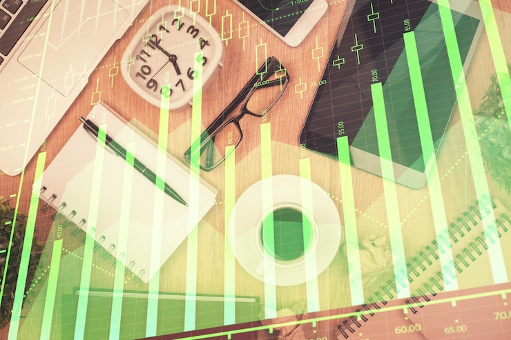 Foto doble exposición del holograma del gráfico financiero sobre el escritorio con el teléfono vista superior concepto de plataforma de comercio móvil
