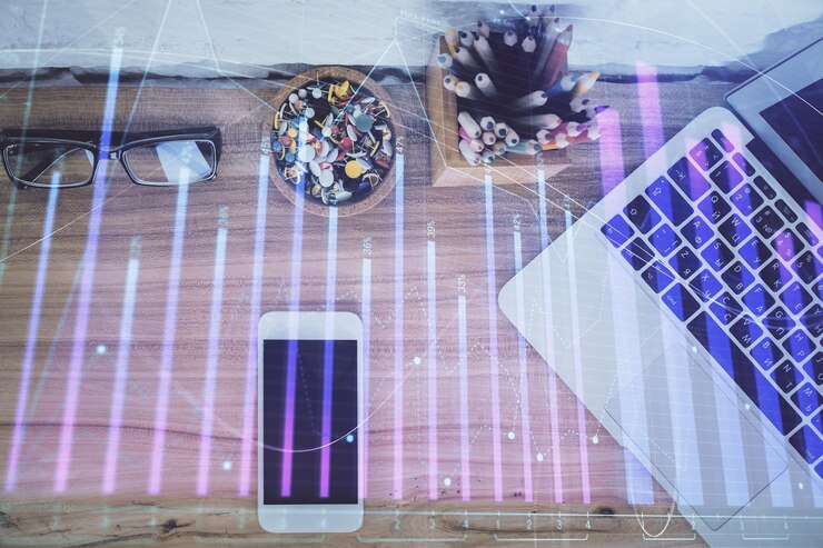 Foto doble exposición del holograma del gráfico financiero sobre el escritorio con el teléfono vista superior concepto de plataforma de comercio móvil