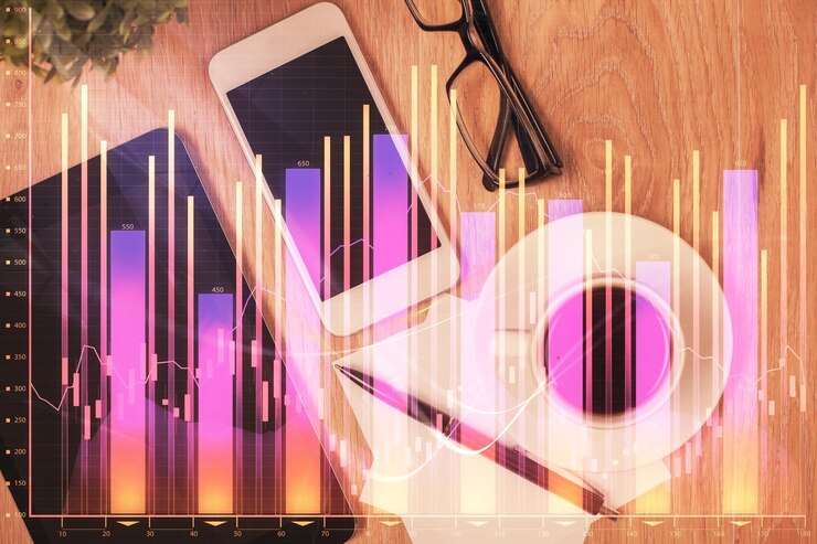 Foto doble exposición del holograma del gráfico forex sobre el escritorio con el teléfono vista superior concepto de plataforma de comercio móvil