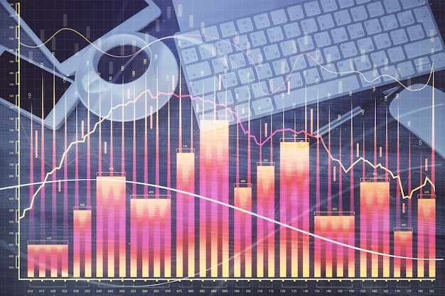 Doble exposición del holograma del gráfico Forex sobre el escritorio con el teléfono Vista superior Concepto de plataforma de comercio móvil