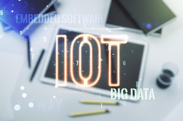 Doble exposición del holograma IOT creativo y la tableta digital en el concepto de investigación y desarrollo de la vista superior de fondo