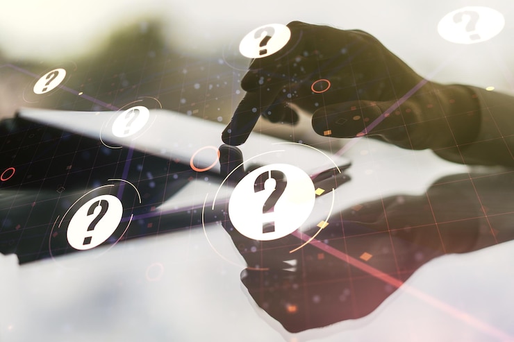 Foto doble exposición de holograma de signo de interrogación y clics con los dedos en una tableta digital sobre el fondo concepto de sociología y psicología