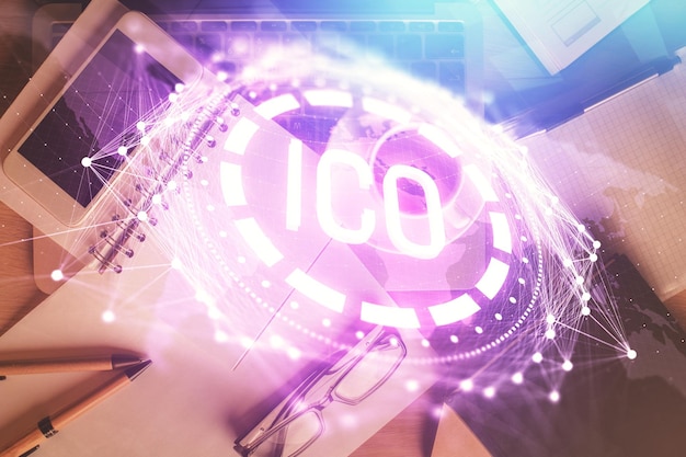 Doble exposición del holograma del tema blockchain sobre la mesa con el teléfono Vista superior Concepto de tecnología criptográfica