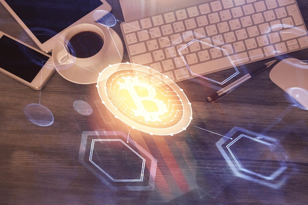 Doble exposición del holograma del tema blockchain sobre la mesa con el teléfono Vista superior Concepto de tecnología criptográfica