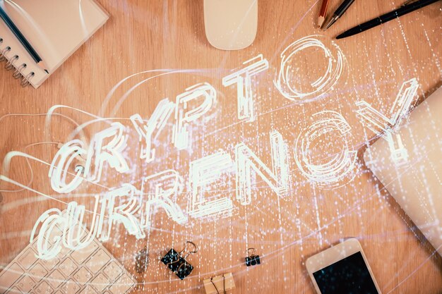 Doble exposición del holograma del tema blockchain sobre la mesa con el teléfono Vista superior Concepto de tecnología criptográfica