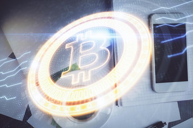 Doble exposición del holograma del tema blockchain sobre la mesa con el teléfono Vista superior Concepto de tecnología criptográfica