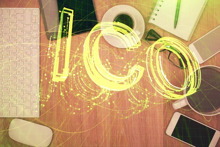 Foto doble exposición del holograma del tema blockchain sobre la mesa con el teléfono vista superior concepto de tecnología criptográfica