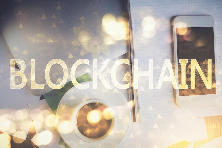 Foto doble exposición del holograma del tema blockchain sobre la mesa con el teléfono vista superior concepto de tecnología criptográfica