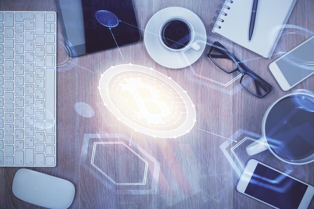 Doble exposición del holograma del tema blockchain sobre la mesa con el teléfono Vista superior Concepto de tecnología criptográfica