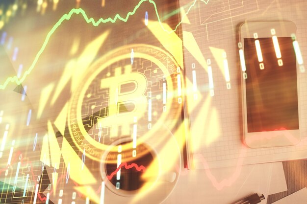 Doble exposición del holograma del tema blockchain sobre la mesa con el teléfono Vista superior Concepto de tecnología criptográfica