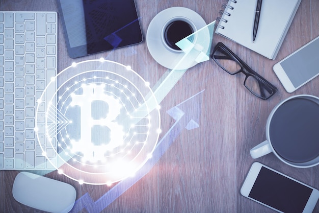 Doble exposición del holograma del tema blockchain sobre la mesa con el teléfono Vista superior Concepto de tecnología criptográfica