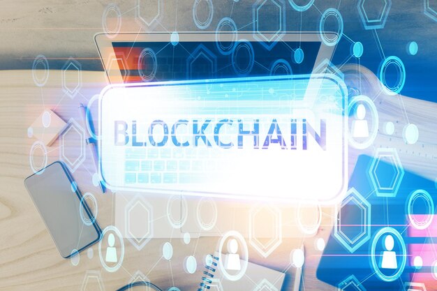 Doble exposición del holograma del tema blockchain y la tabla con fondo de computadora Concepto de la moneda criptográfica bitcoin