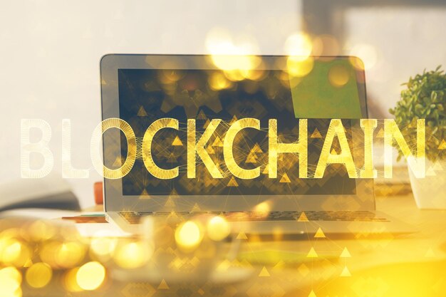 Doble exposición del holograma del tema blockchain y la tabla con fondo de computadora Concepto de la moneda criptográfica bitcoin