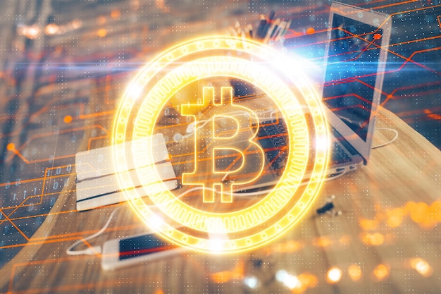 Doble exposición del holograma temático blockchain y criptoeconomía y mesa con fondo de computadora Concepto de criptomoneda bitcoin