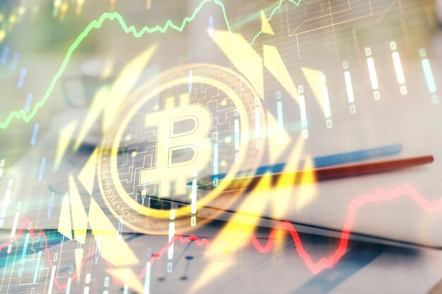 Doble exposición del holograma temático blockchain y criptoeconomía y mesa con fondo de computadora Concepto de criptomoneda bitcoin