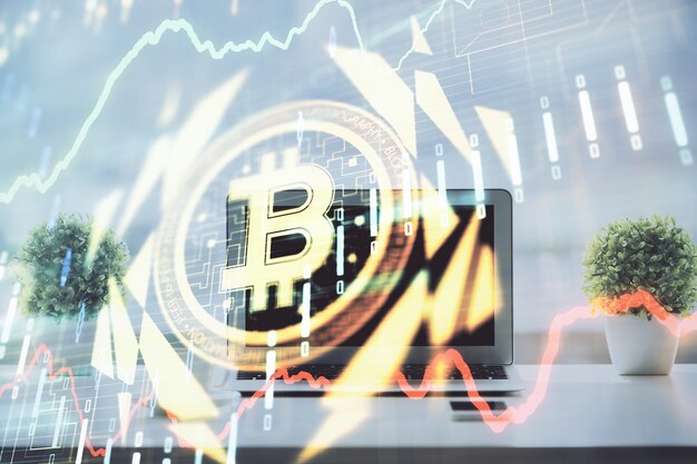 Doble exposición del holograma temático blockchain y criptoeconomía y mesa con fondo de computadora Concepto de criptomoneda bitcoin