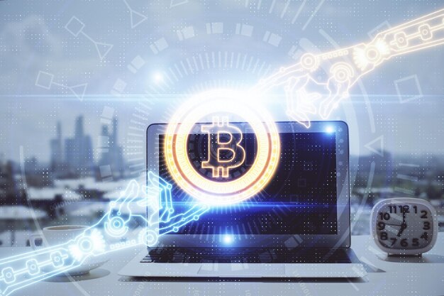 Doble exposición del holograma temático blockchain y criptoeconomía y mesa con fondo de computadora Concepto de criptomoneda bitcoin