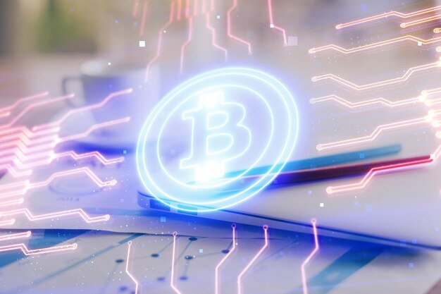 Doble exposición del holograma temático blockchain y criptoeconomía y mesa con fondo de computadora Concepto de criptomoneda bitcoin
