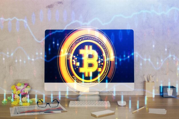 Doble exposición del holograma temático blockchain y criptoeconomía y mesa con fondo de computadora Concepto de criptomoneda bitcoin