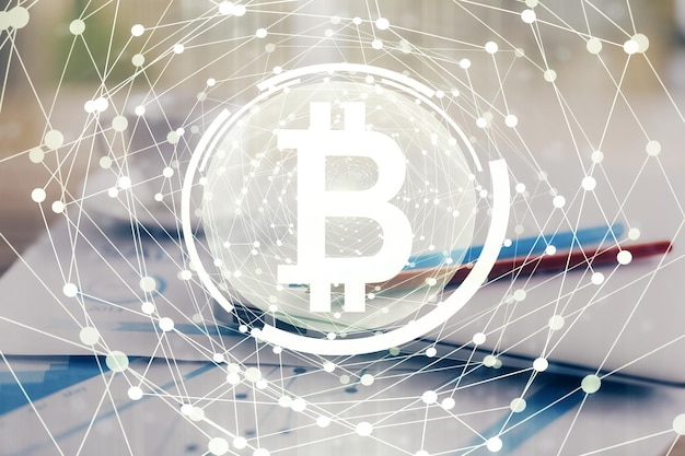 Doble exposición del holograma temático blockchain y criptoeconomía y mesa con fondo de computadora Concepto de criptomoneda bitcoin