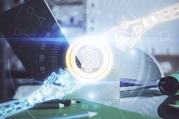 Doble exposición del holograma temático blockchain y criptoeconomía y mesa con fondo de computadora Concepto de criptomoneda bitcoin