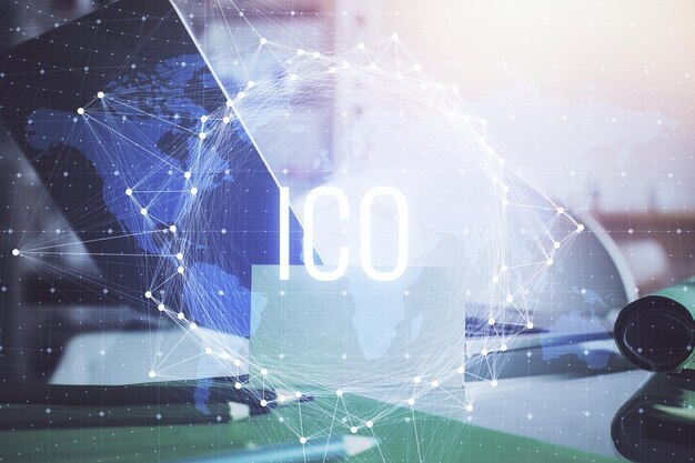 Doble exposición del holograma temático blockchain y criptoeconomía y mesa con fondo de computadora Concepto de criptomoneda bitcoin