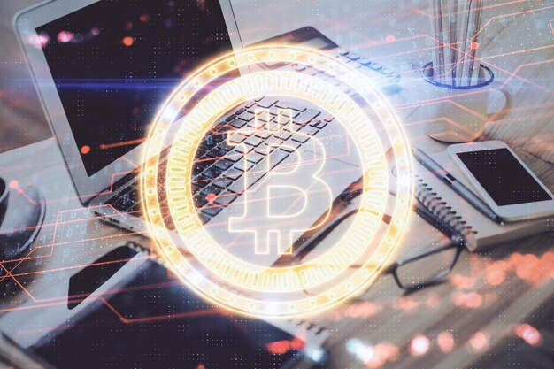Doble exposición del holograma temático blockchain y criptoeconomía y mesa con fondo de computadora Concepto de criptomoneda bitcoin