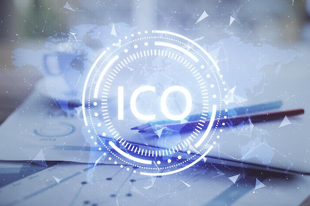 Doble exposición del holograma temático blockchain y criptoeconomía y mesa con fondo de computadora Concepto de criptomoneda bitcoin