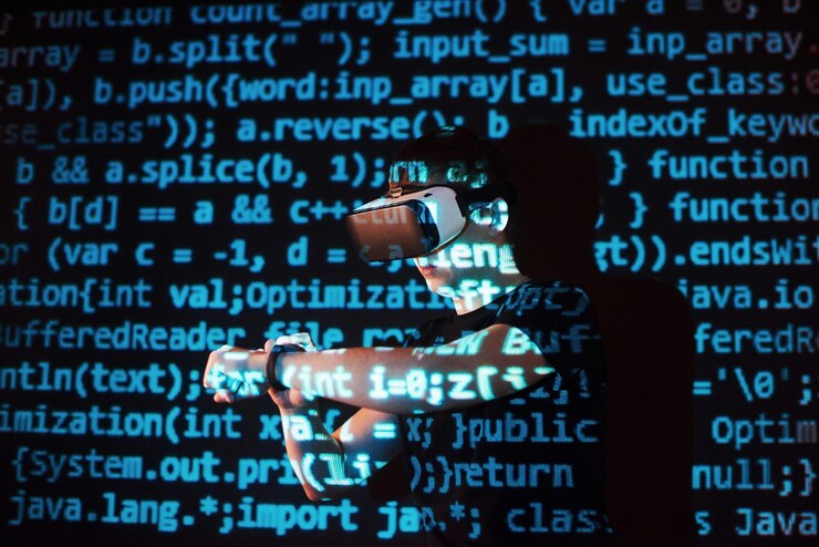 Foto doble exposición de un hombre caucásico y auriculares de realidad virtual es presumiblemente un jugador o un hacker descifrando el código en una red segura o servidor con líneas de código