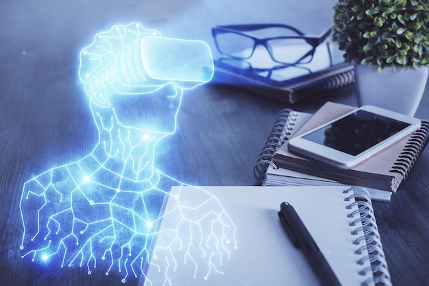 Doble exposición de un hombre con gafas de realidad aumentada dibujando y fondo de teléfono móvil Concepto de realidad aumentada