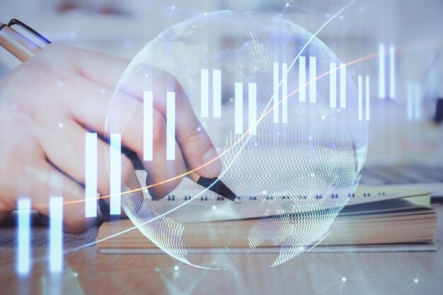 Doble exposición del hombre haciendo notas del mercado de valores con gráfico de forex