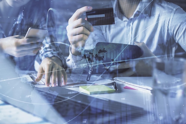 Doble exposición de hombre y mujer comprando en línea con una tarjeta de crédito y gráfico de divisas dibujo holográfico Mercado de valores Comercio electrónico pago en línea concepto