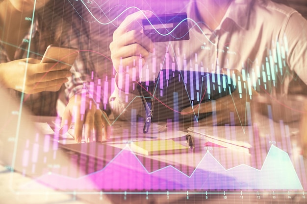 Foto doble exposición de hombre y mujer comprando en línea con una tarjeta de crédito y gráfico de divisas dibujo holográfico mercado de valores comercio electrónico pago en línea concepto