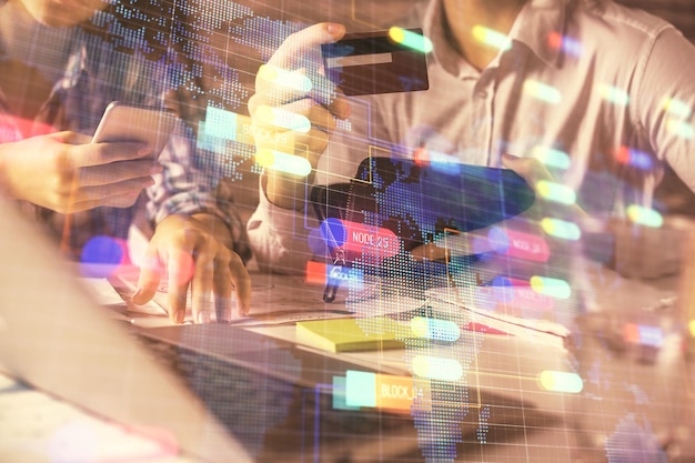 Doble exposición de un hombre y una mujer comprando en línea con una tarjeta de crédito y un tema de datos dibujando un holograma Concepto de pago en línea de Ai y Ecommerce