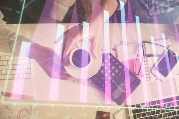 Doble exposición de hombre y mujer trabajando juntos y dibujo holográfico de gráficos financieros concepto de análisis de mercado fondo de computadora Vista superior
