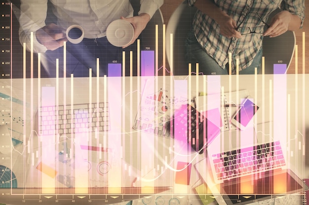 Doble exposición de hombre y mujer trabajando juntos y dibujo holográfico de gráficos financieros concepto de análisis de mercado fondo de computadora Vista superior