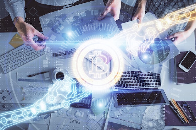 Doble exposición de hombre y mujer trabajando juntos y dibujo de holograma de tema criptográfico Fondo de computadora Concepto Blockchain Vista superior