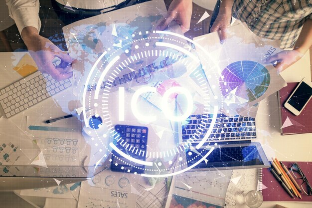 Doble exposición de hombre y mujer trabajando juntos y dibujo de holograma de tema criptográfico Fondo de computadora Concepto Blockchain Vista superior