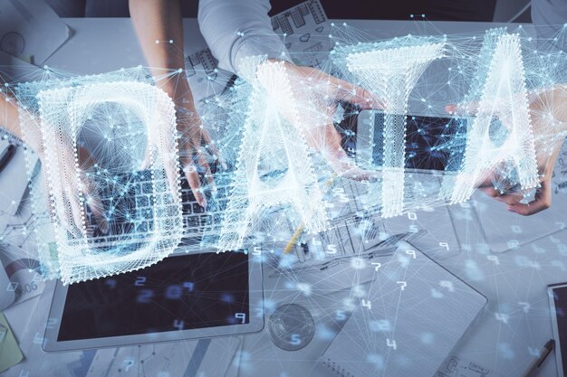 Doble exposición de un hombre y una mujer trabajando juntos y dibujo de hologramas de datos Fondo de computadora Vista superior